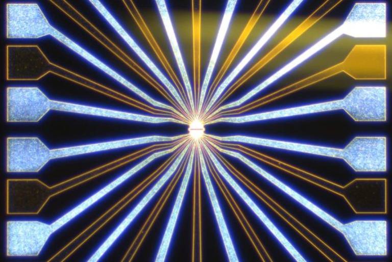 Federal and Queensland governments bet big on US-based PsiQuantum in $940 million deal to bring quantum computing home