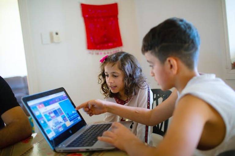 Technology is key for refugees starting new lives in Australia, but not everyone has equal access