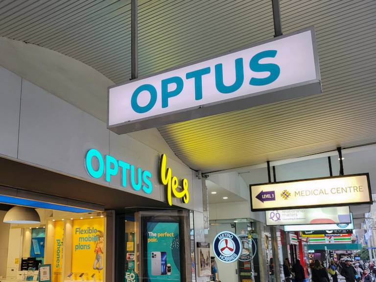 Government fury grows over Optus delaying handing over the details on more than 10,000 victims of its data hack